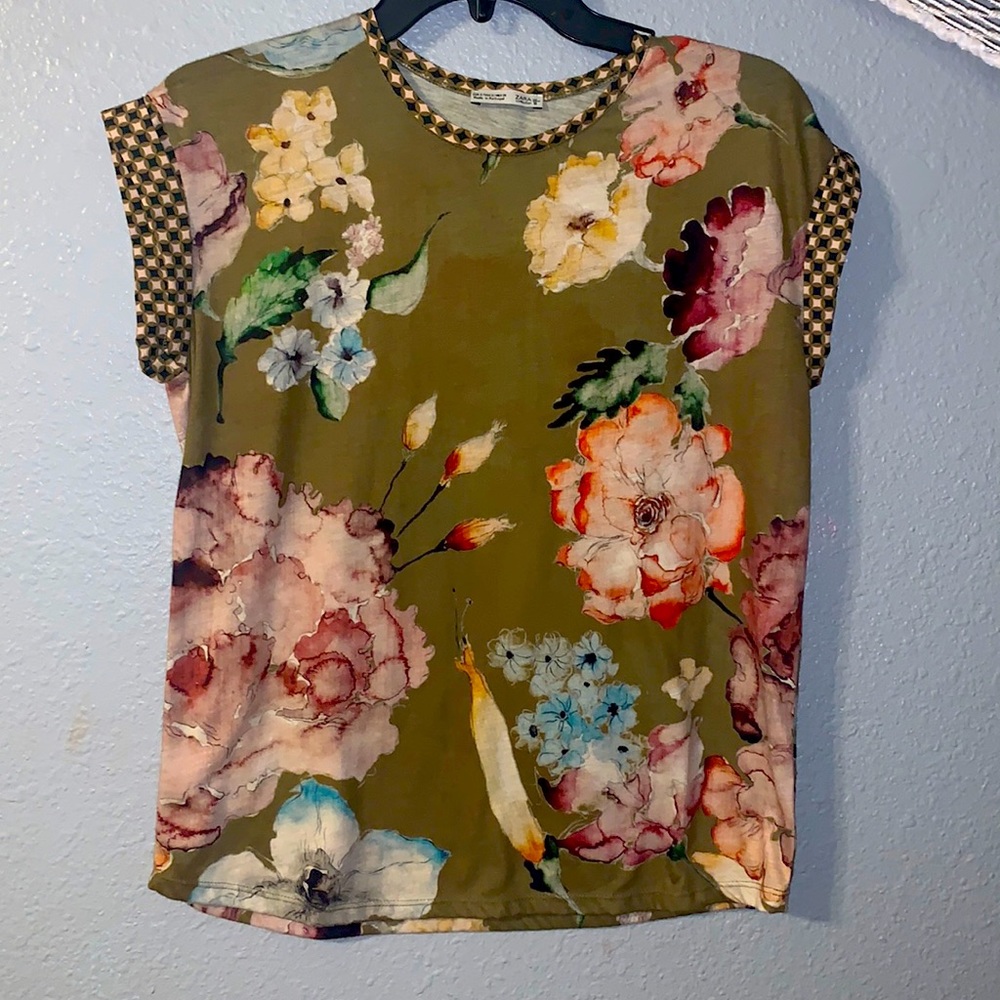 Zara size S floral green top w/ cuffed sleeves